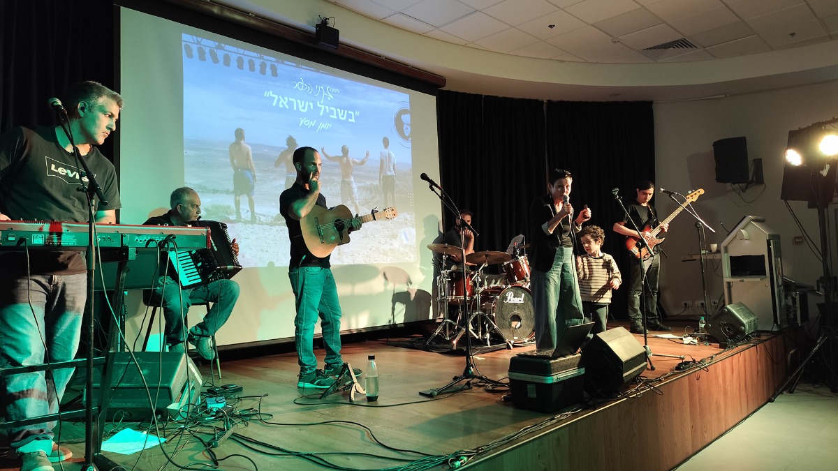 מופע של להקת זקני הכפר