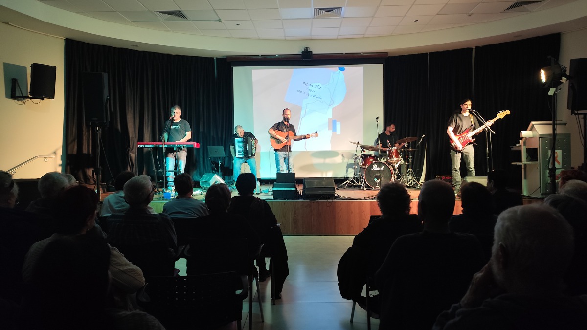 מופע של להקת זקני הכפר