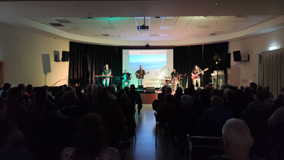 מופע של להקת זקני הכפר