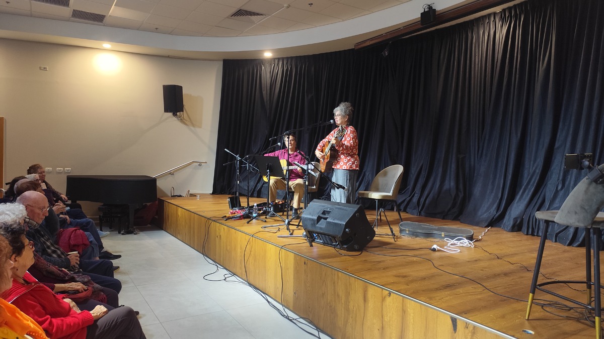 מופע המסע היהודי, שירים בעברית, לאדינו ויידיש