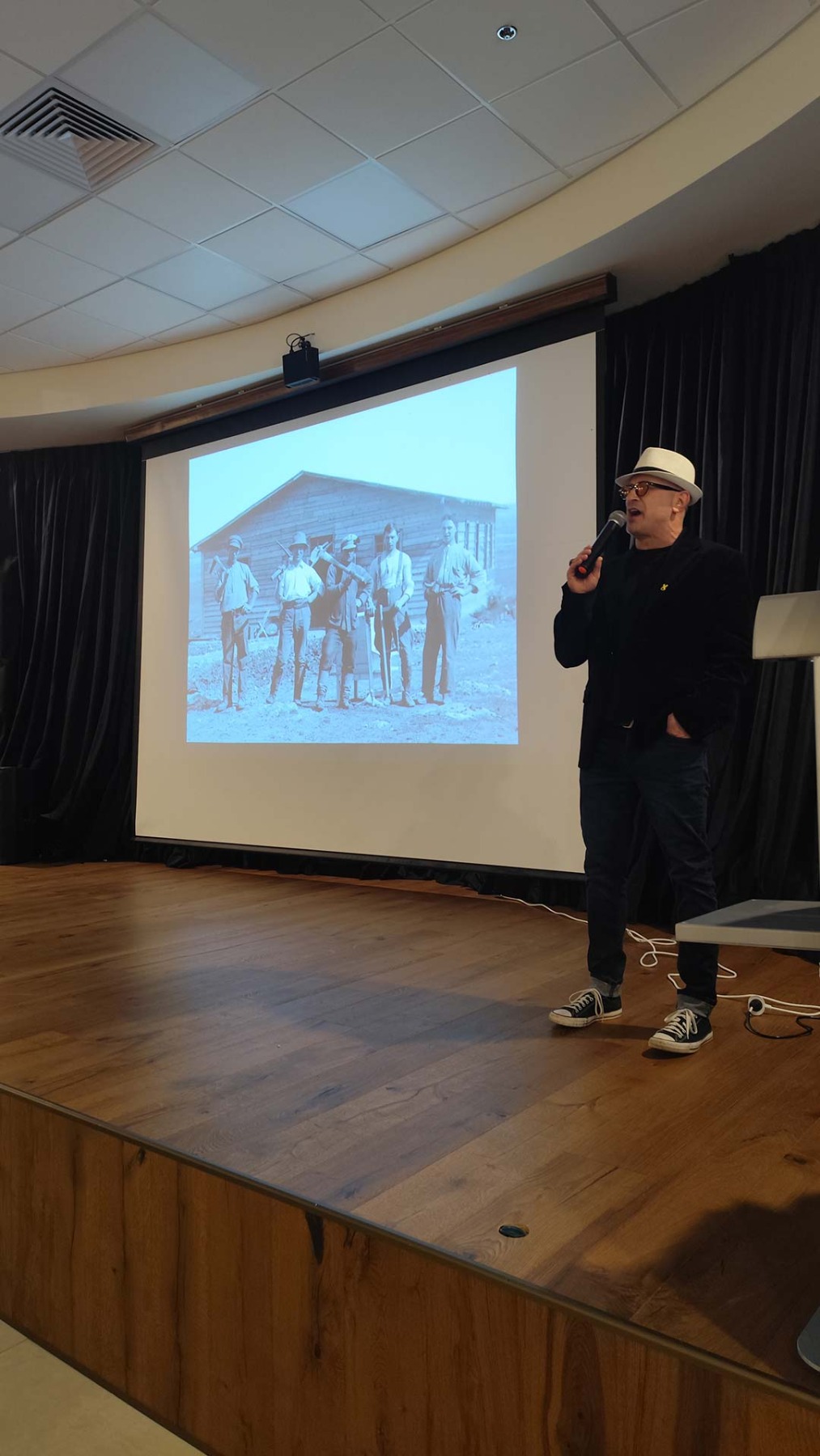 צלילי בוקר - פתיחת תערוכת רוקמות באשכול ומופע שירי הלב שאין כמותם של עודד צפתי