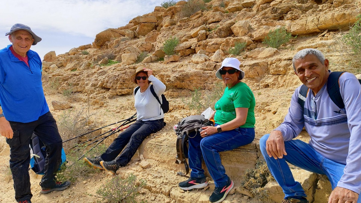 נווה אשכול מטיילים בשבילי ישראל עם יוני שטרן - נחלים חצץ ומצדים