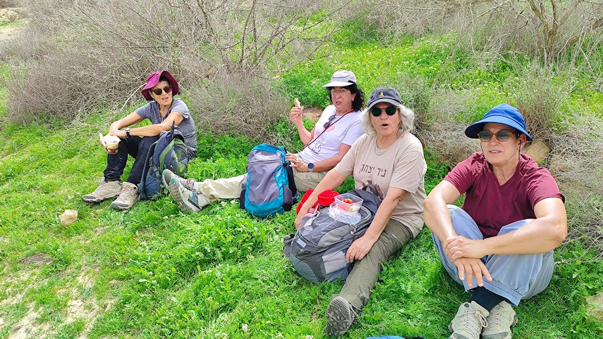 נווה אשכול מטיילים בשבילי ישראל עם יוני שטרן - נחלים חצץ ומצדים