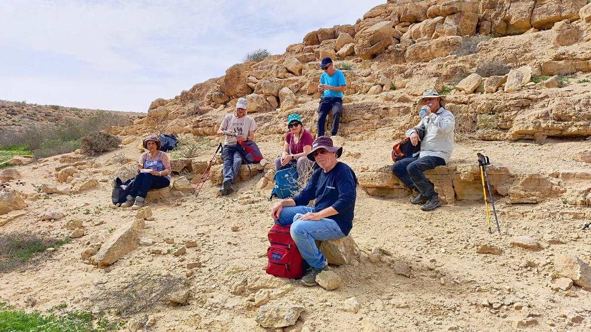 נווה אשכול מטיילים בשבילי ישראל עם יוני שטרן - נחלים חצץ ומצדים