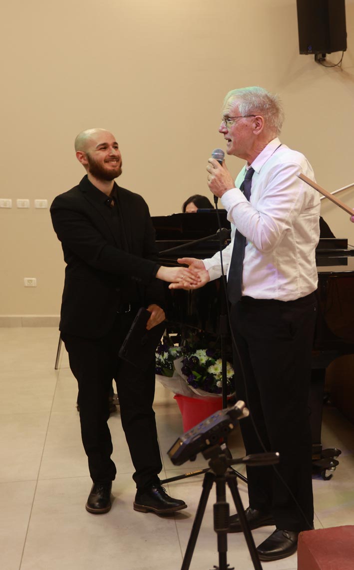 צילום:סיריל יאנג.
למנצח שיר מזמור - מקהלת שירה ומקהלת אשכול