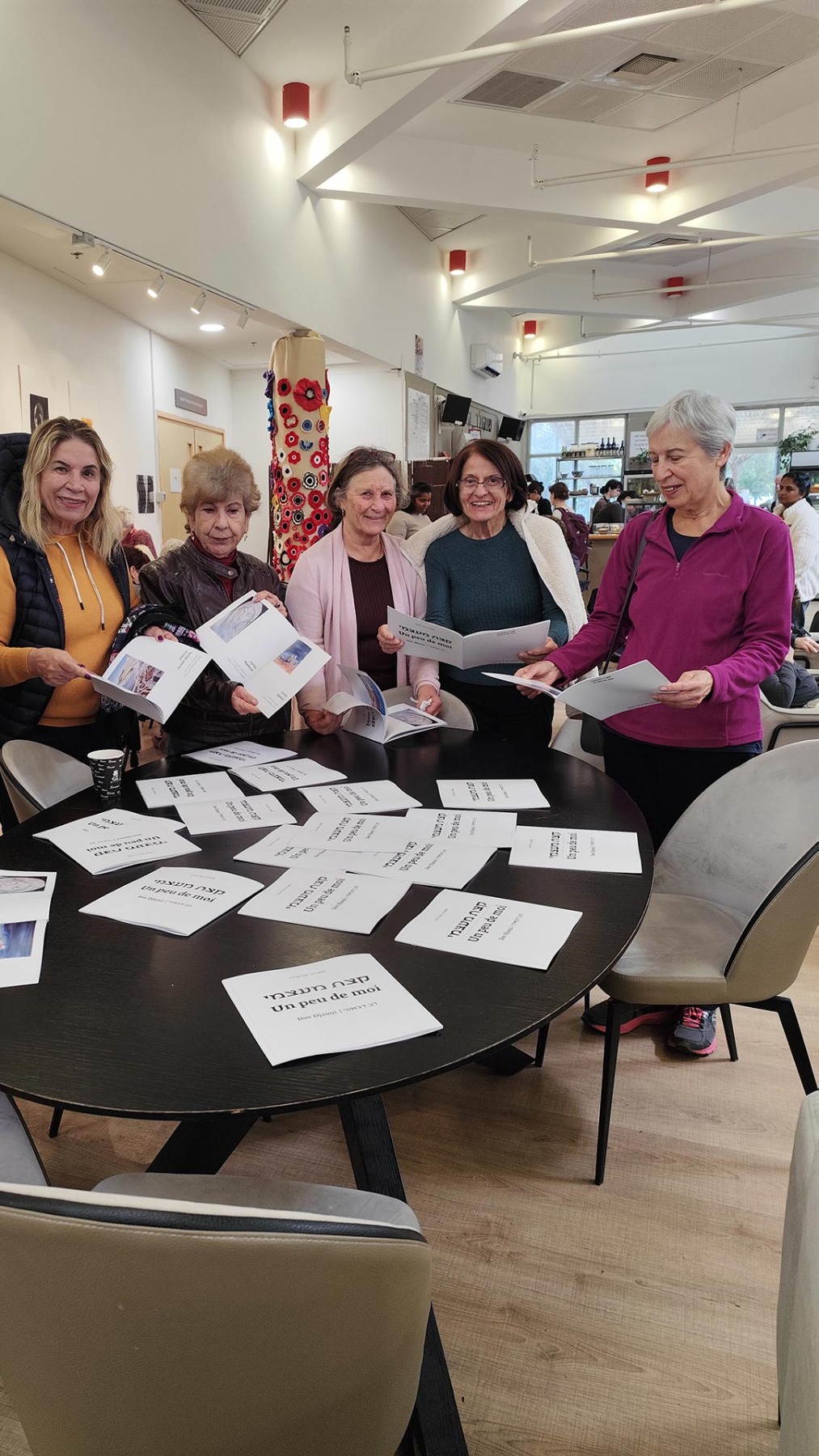 תמונות מפתיחת תערוכת היחיד של דב דג'אווי - קצת מעצמי