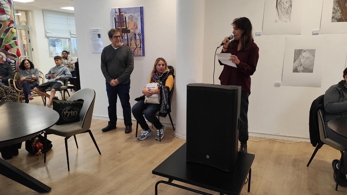 תמונות מפתיחת תערוכת היחיד של דב דג'אווי - קצת מעצמי