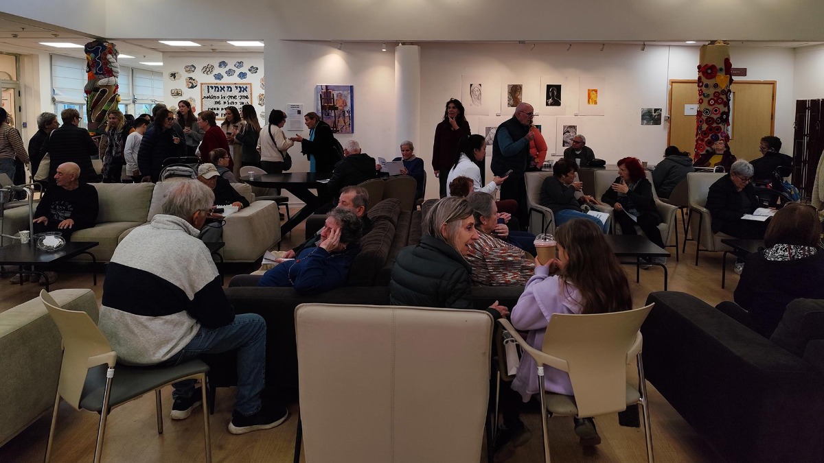 תמונות מפתיחת תערוכת היחיד של דב דג'אווי - קצת מעצמי