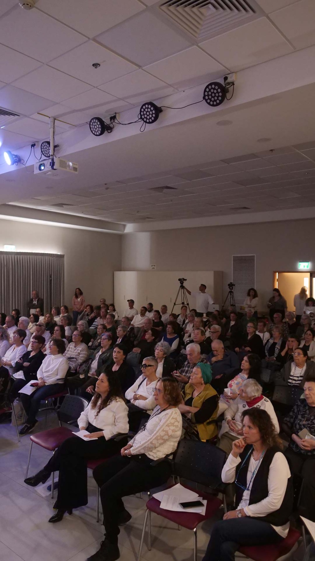 טקס יום הזיכרון לשואה ולגבורה ו"סיפור חיים פוגש מחול"- מופע בתנועה בהשראת סיפור חייה של רות פרדס. צילומים: טל סיגרון