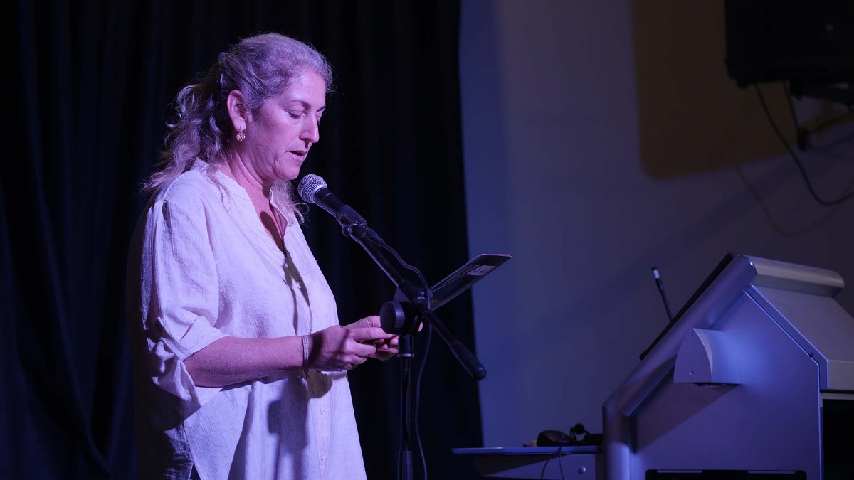 טקס יום הזיכרון לשואה ולגבורה ו"סיפור חיים פוגש מחול"- מופע בתנועה בהשראת סיפור חייה של רות פרדס. צילומים: טל סיגרון