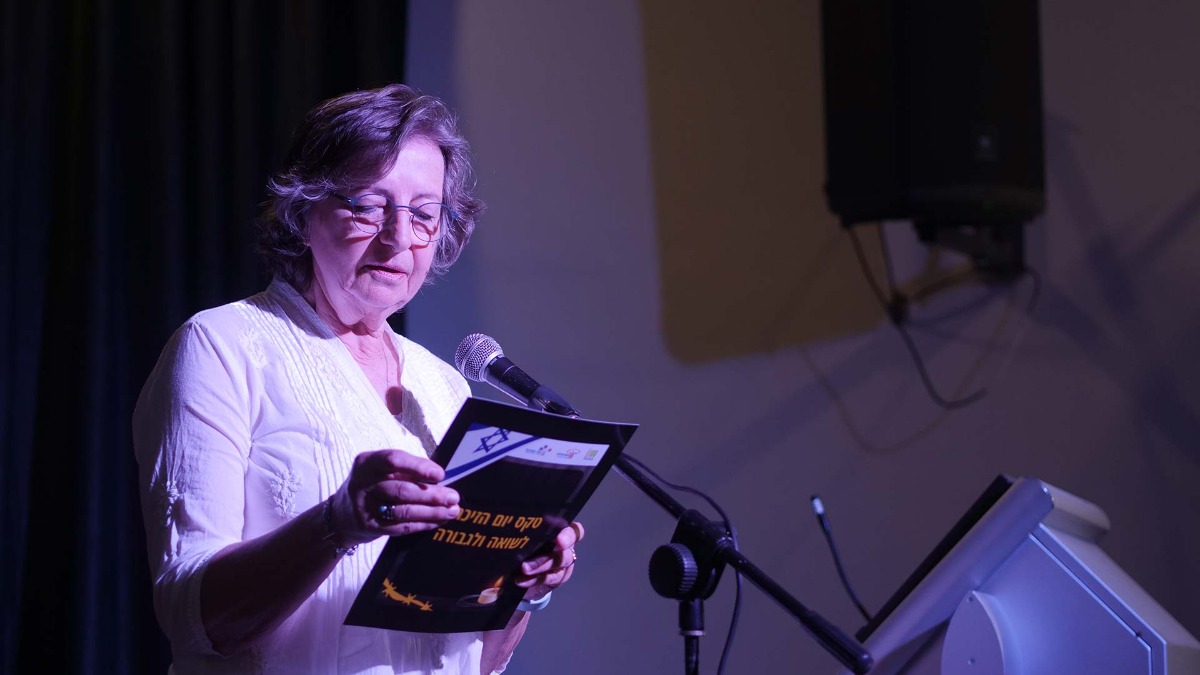 טקס יום הזיכרון לשואה ולגבורה ו"סיפור חיים פוגש מחול"- מופע בתנועה בהשראת סיפור חייה של רות פרדס. צילומים: טל סיגרון