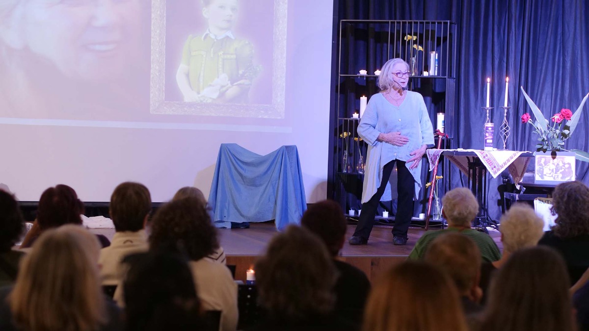 טקס יום הזיכרון לשואה ולגבורה ו"סיפור חיים פוגש מחול"- מופע בתנועה בהשראת סיפור חייה של רות פרדס. צילומים: טל סיגרון