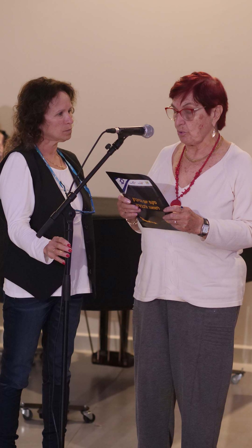 טקס יום הזיכרון לשואה ולגבורה ו"סיפור חיים פוגש מחול"- מופע בתנועה בהשראת סיפור חייה של רות פרדס. צילומים: טל סיגרון