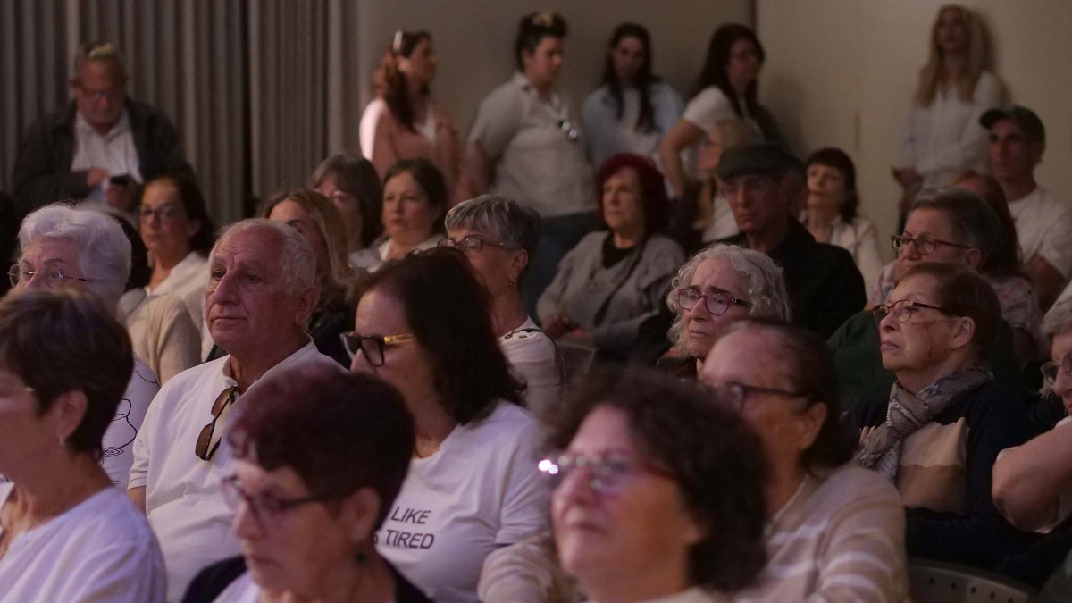 טקס יום הזיכרון לשואה ולגבורה ו"סיפור חיים פוגש מחול"- מופע בתנועה בהשראת סיפור חייה של רות פרדס. צילומים: טל סיגרון