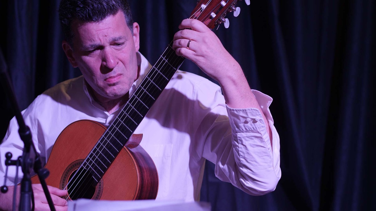 טקס יום הזיכרון לשואה ולגבורה ו"סיפור חיים פוגש מחול"- מופע בתנועה בהשראת סיפור חייה של רות פרדס. צילומים: טל סיגרון