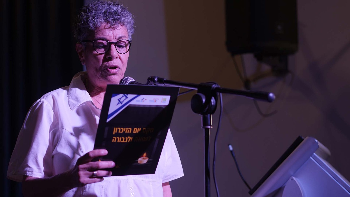 טקס יום הזיכרון לשואה ולגבורה ו"סיפור חיים פוגש מחול"- מופע בתנועה בהשראת סיפור חייה של רות פרדס. צילומים: טל סיגרון