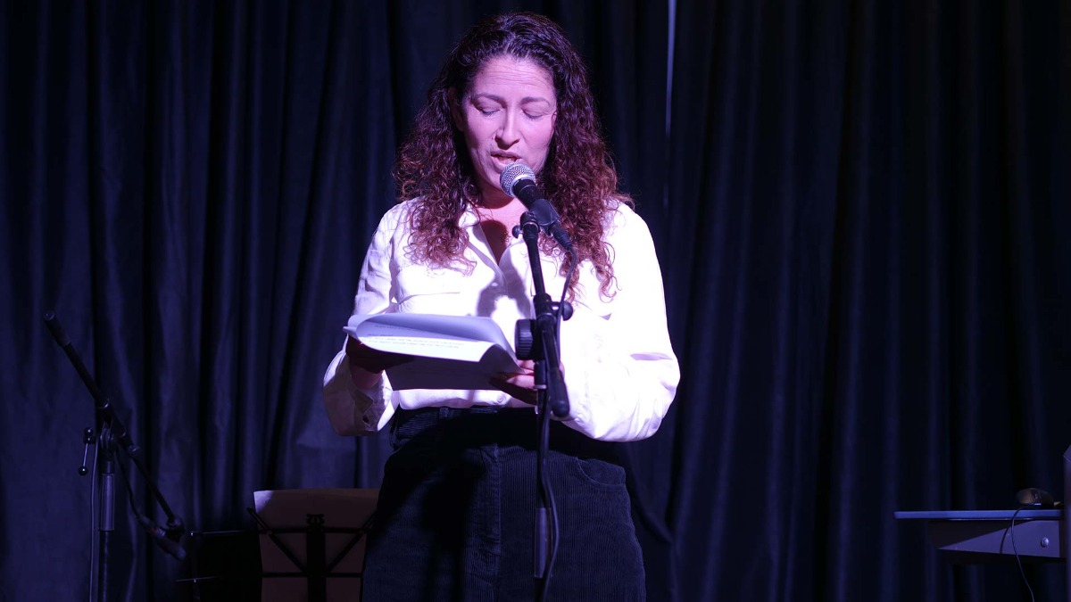 טקס יום הזיכרון לשואה ולגבורה ו"סיפור חיים פוגש מחול"- מופע בתנועה בהשראת סיפור חייה של רות פרדס. צילומים: טל סיגרון