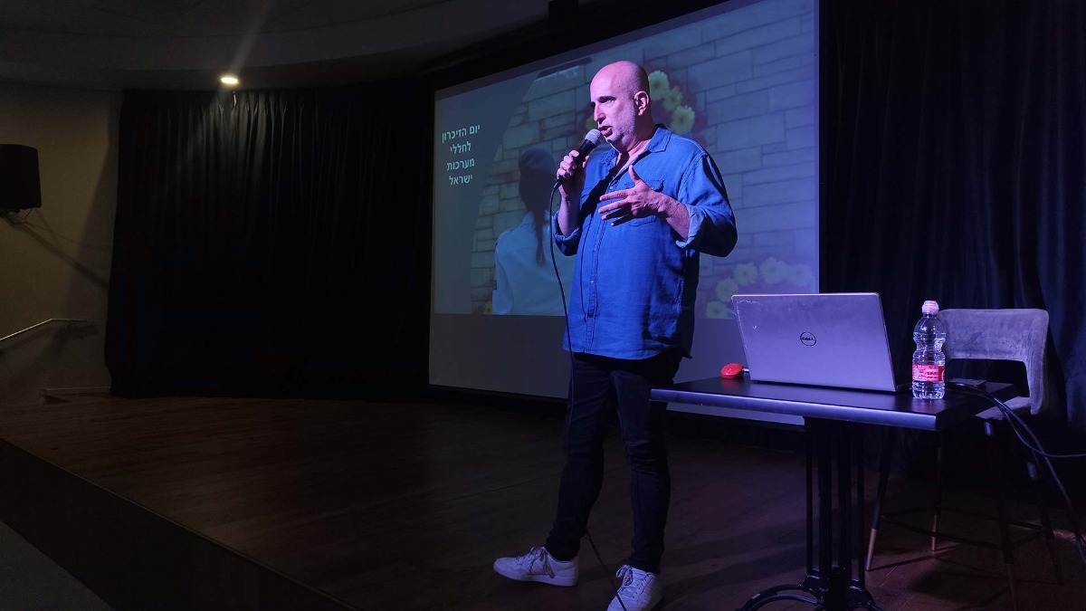 הרצאת צלילי הזיכרון - הסיפורים שמאחורי שלושה משירי הזיכרון המפורסמים ביותר - יובל ניב
